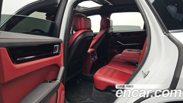 Porsche Cayenne 2022 — Photo 30/34