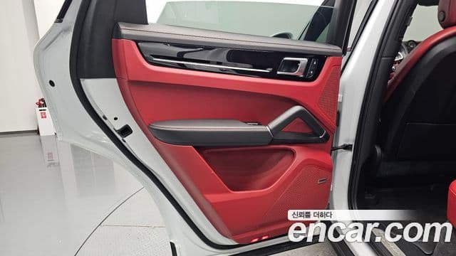 Porsche Cayenne 2022 — Photo 18/34