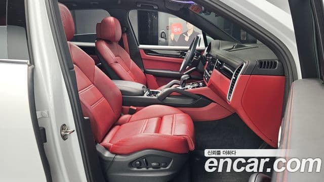 Porsche Cayenne 2022 — Photo 1/34