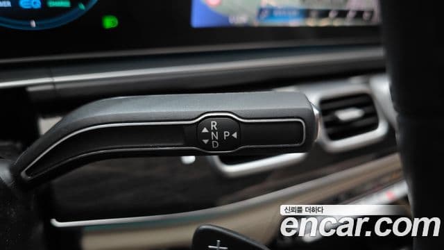 Mercedes-Benz GLE-Class 2023 — Photo 13/32