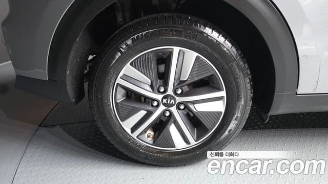 Kia Niro 2020 — ფოტო 25/30