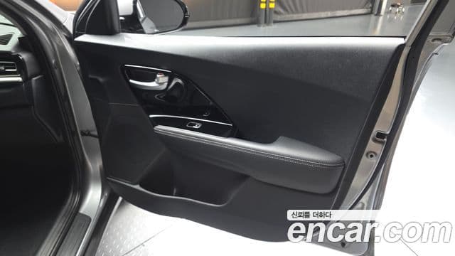 Kia Niro 2020 — ფოტო 21/30
