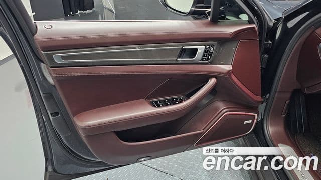 Porsche Panamera 2018 — Photo 19/33