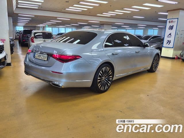 Mercedes-Benz S-Class 2022 — Photo 8/18