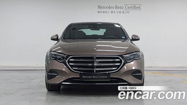 Mercedes-Benz E-Class 2025 — Photo 1/18
