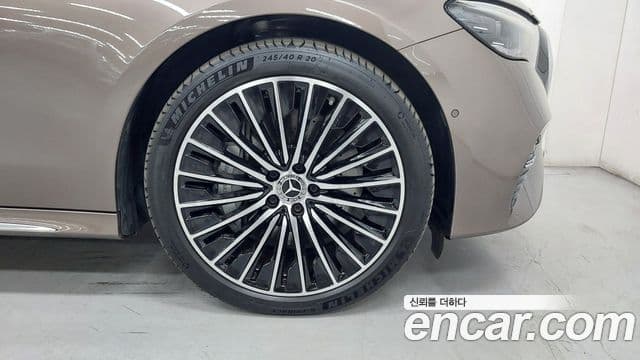 Mercedes-Benz E-Class 2025 — Photo 3/18
