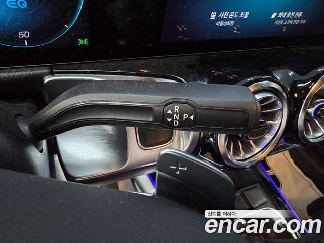 Mercedes-Benz EQB 2023 — ფოტო 8/19