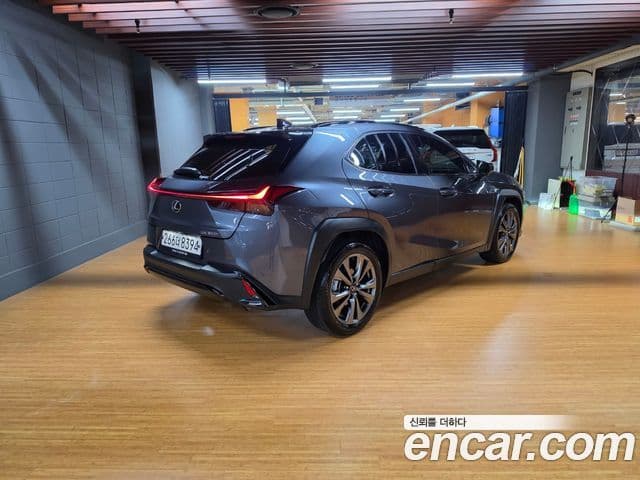 Lexus UX300h 2026 — Фото 1/18