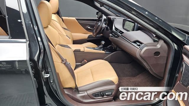 Lexus ES300h 2021 — Şəkil 22/34