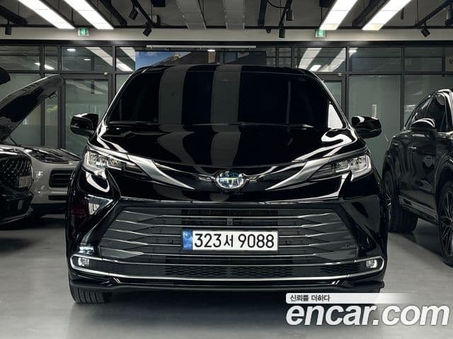 Toyota Sienna 2021 — Фото 2/20