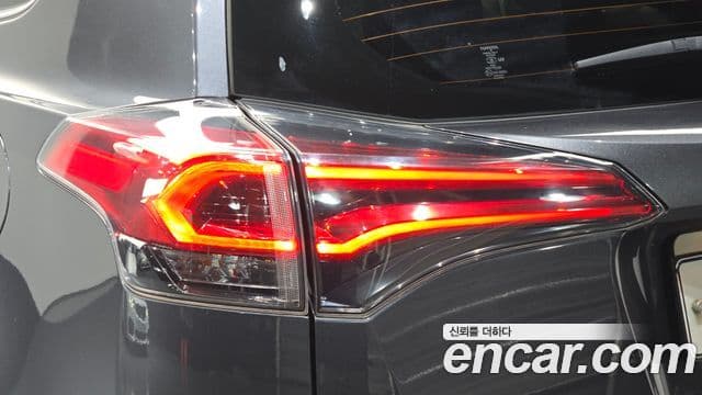 Toyota RAV4 2018 — Photo 5/33