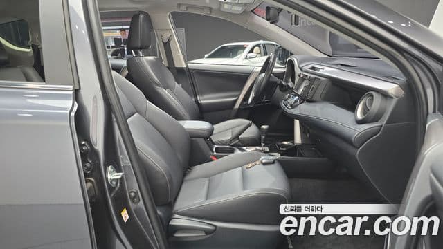 Toyota RAV4 2018 — Photo 30/33