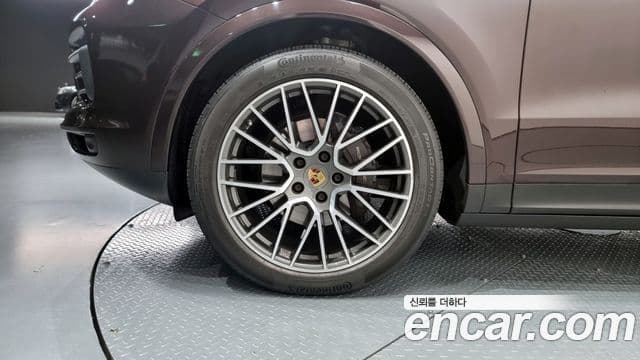 Porsche Cayenne 2020 — ფოტო 5/20