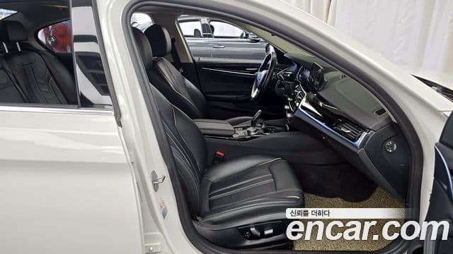 BMW 5 Series 2018 — фото 11 из 20