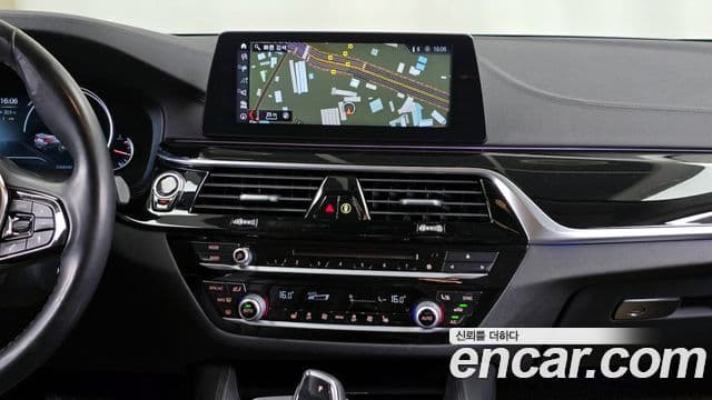 BMW 5 Series 2018 — фото 14 из 20