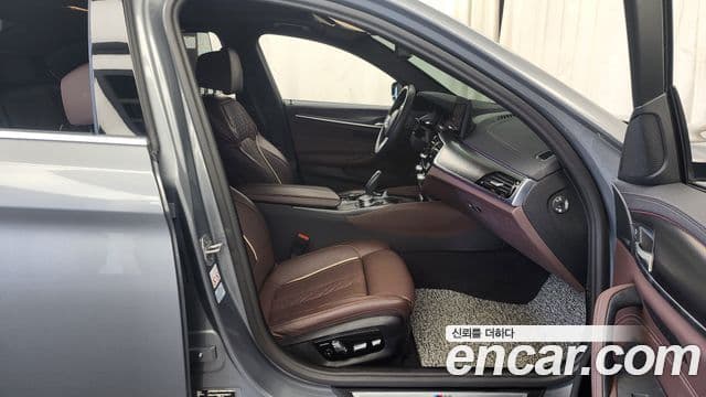 BMW 5 Series 2023 — Photo 12/20