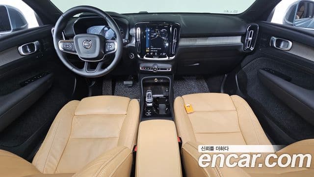 Volvo XC40 2022 — ფოტო 7/20