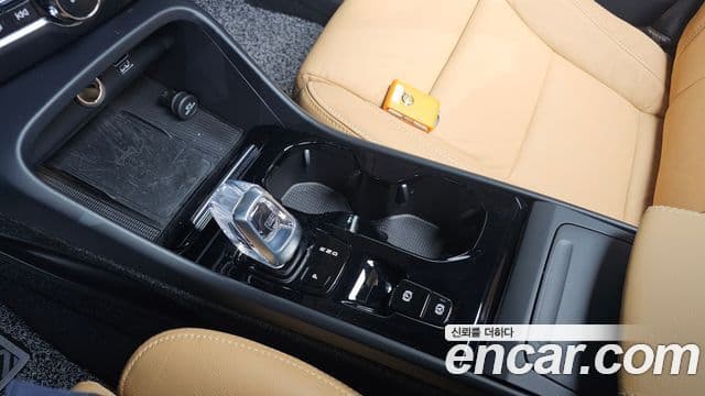 Volvo XC40 2022 — ფოტო 9/20