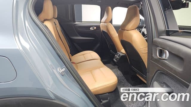 Volvo XC40 2022 — фото 12 из 20