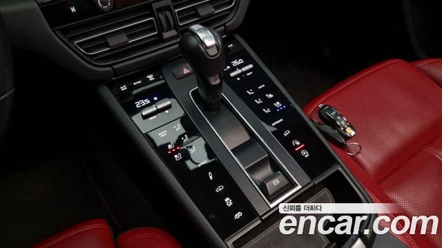 Porsche Macan 2023 — Фото 9/20