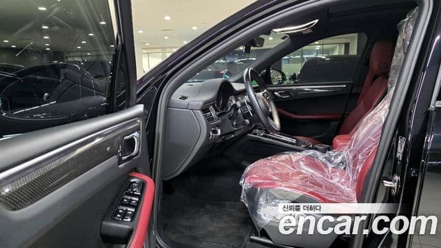 Porsche Macan 2022 — Photo 1/20
