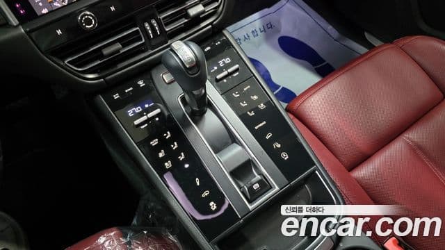 Porsche Macan 2022 — Photo 17/20