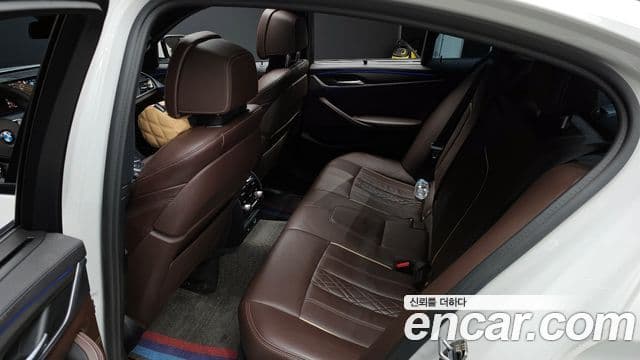 BMW 5 Series 2019 — фото 12 из 20