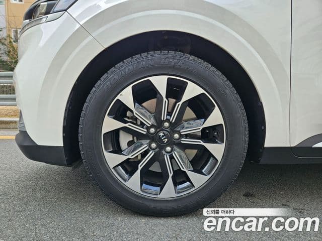 Kia Carnival 2021 — ფოტო 4/20