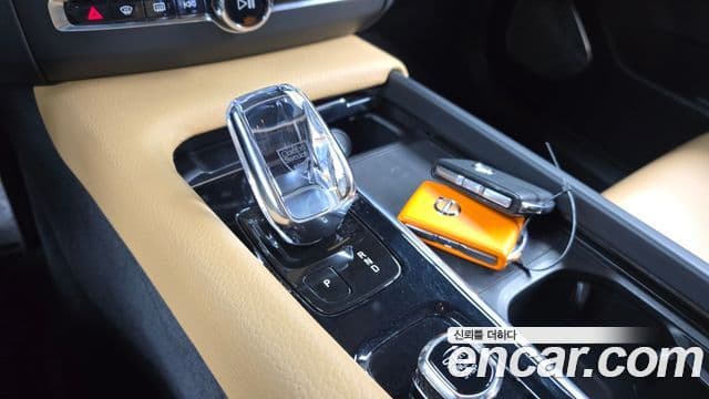 Volvo XC60 2021 — ფოტო 9/20