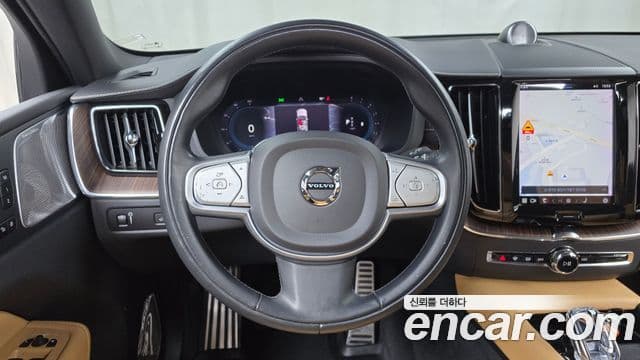 Volvo XC60 2021 — ფოტო 13/20