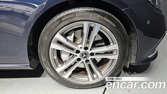 Mercedes-Benz E-Class 2022 — ფოტო 5/20