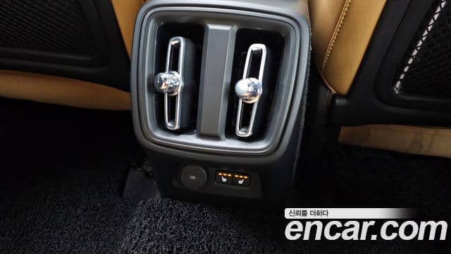 Volvo XC40 2021 — ფოტო 17/20