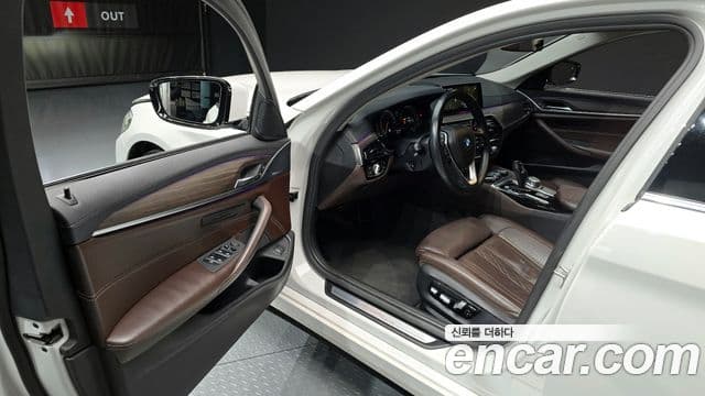 BMW 5 Series 2018 — фото 10 из 20