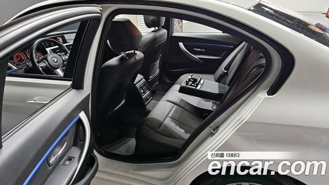 BMW 3 Series 2018 — Фото 11/20