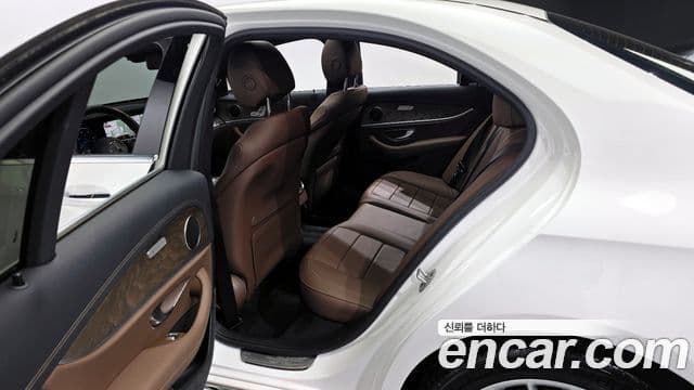 Mercedes-Benz E-Class 2021 — ფოტო 11/20