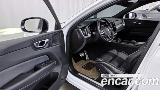 Volvo XC60 2021 — ფოტო 10/20