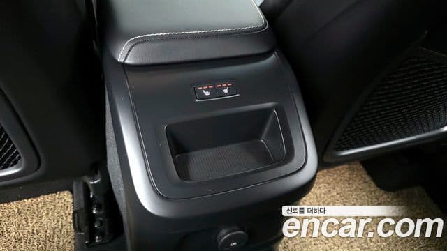 Volvo XC60 2021 — ფოტო 18/20