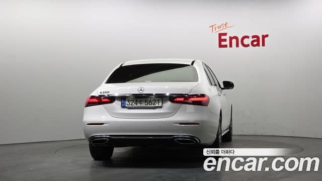 Mercedes-Benz E-Class 2021 — ფოტო 4/20