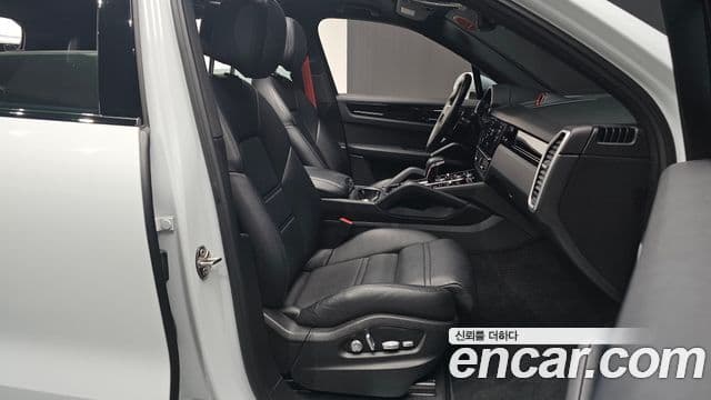 Porsche Cayenne 2019 — ფოტო 8/20