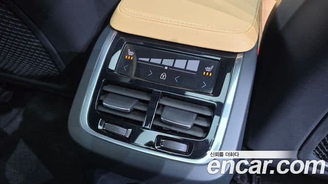 Volvo XC90 2022 — ფოტო 19/20