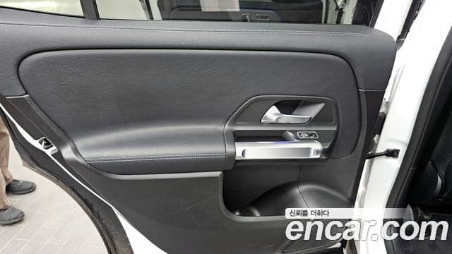 Mercedes-Benz GLB-Class 2020 — Photo 2/34