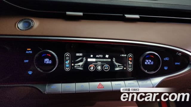 Genesis GV70 2021 — ფოტო 28/32