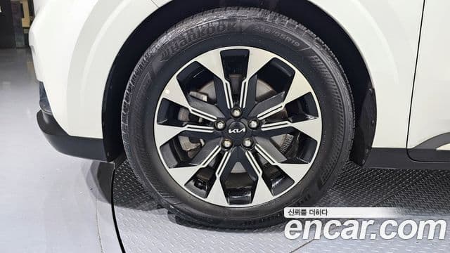 Kia Carnival 2023 — ფოტო 5/20