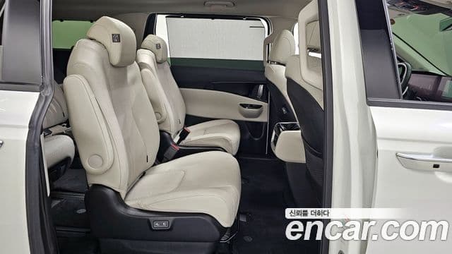 Kia Carnival 2023 — ფოტო 12/20