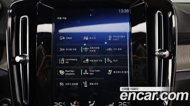 Volvo XC40 2019 — ფოტო 15/20