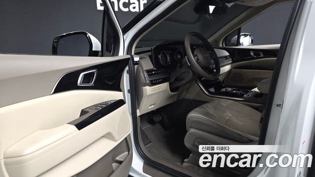 Kia Carnival 2023 — фото 10 из 20