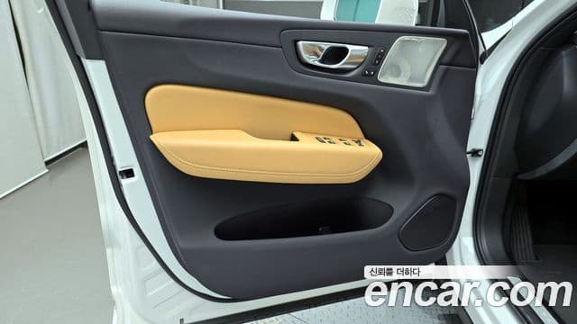 Volvo XC60 2023 — Photo 14/32