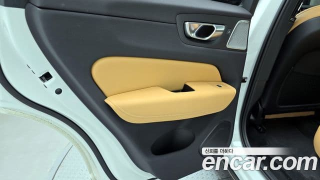 Volvo XC60 2023 — Photo 10/32
