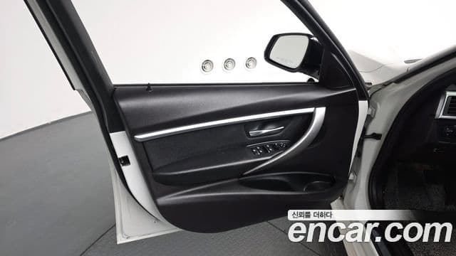 BMW 3 Series 2018 — Şəkil 10/32