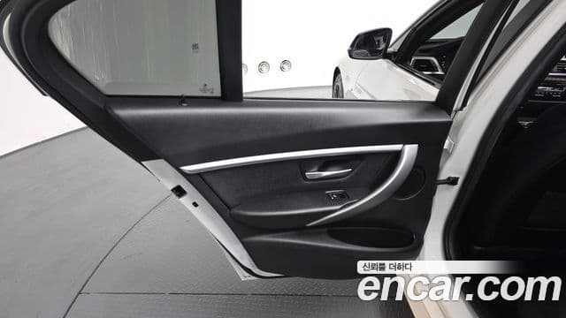 BMW 3 Series 2018 — Şəkil 24/32